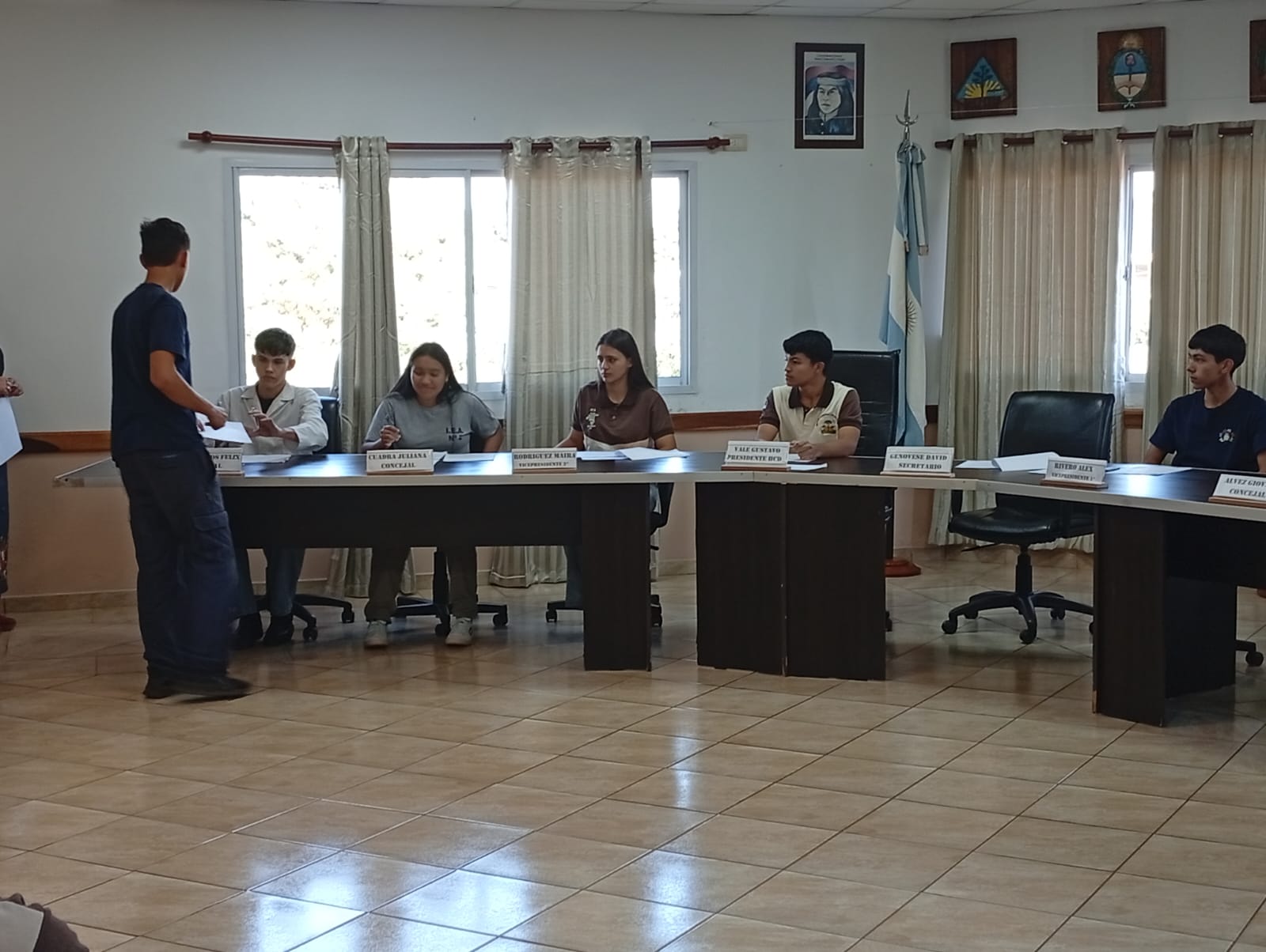 Estudiantes en una actividad en el recinto del Concejo