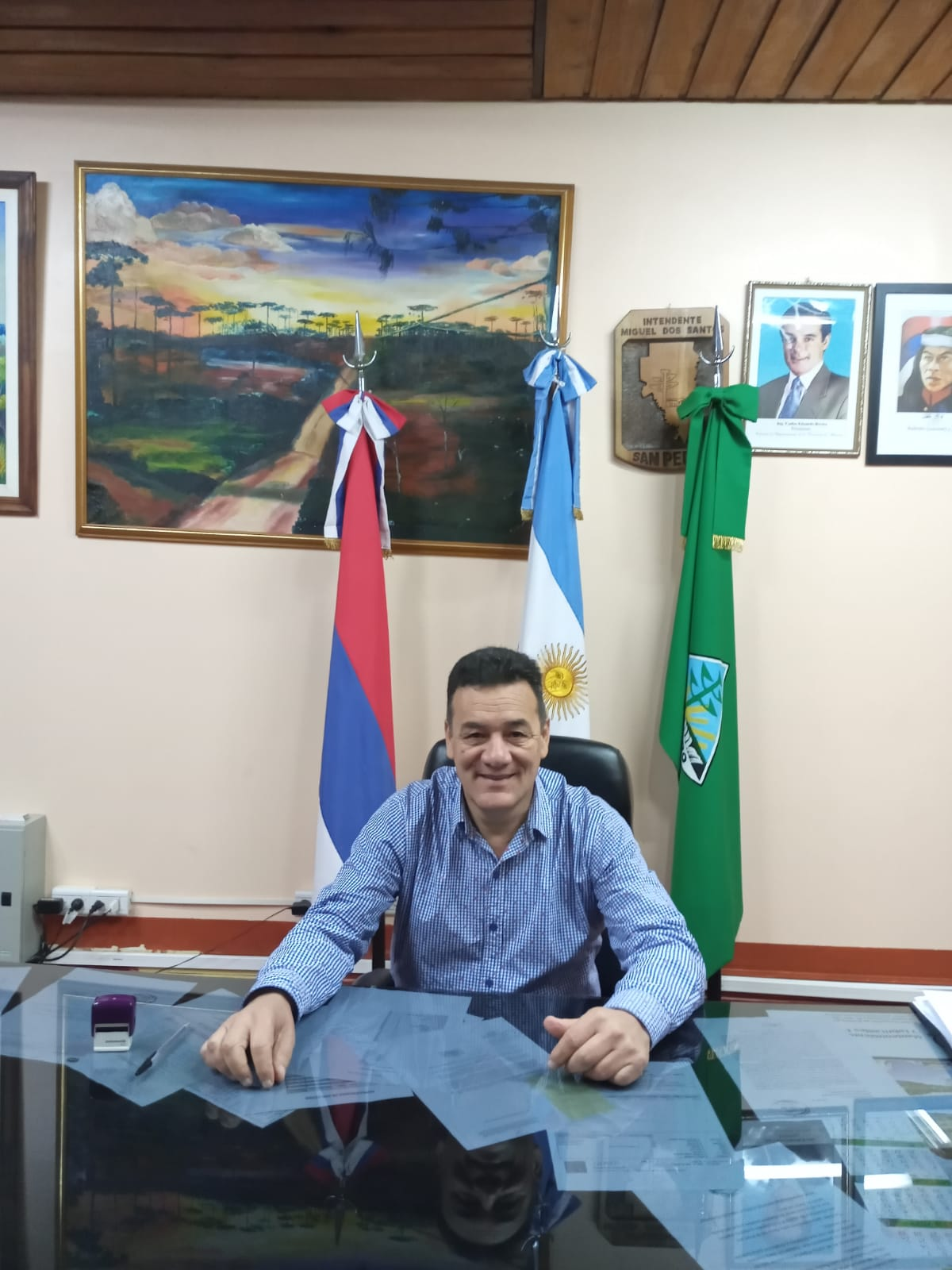 Miguel Dos Santos, intendente municipal, en su despacho